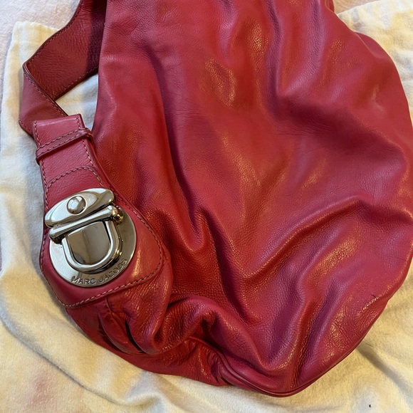 100% authentic magenta Marc Jacobs  real calfskin leather hobo style handbag - Picture 2 of 7